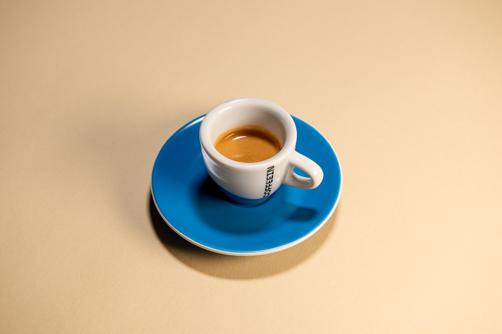 Espresso proaspăt preparat cu cremă bogată — rezultatul final al unui bob de calitate