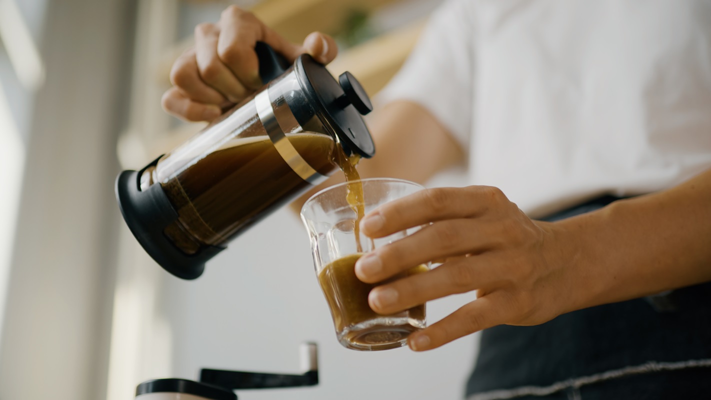 Prepararea cafelei la French Press — una dintre metodele manuale preferate
