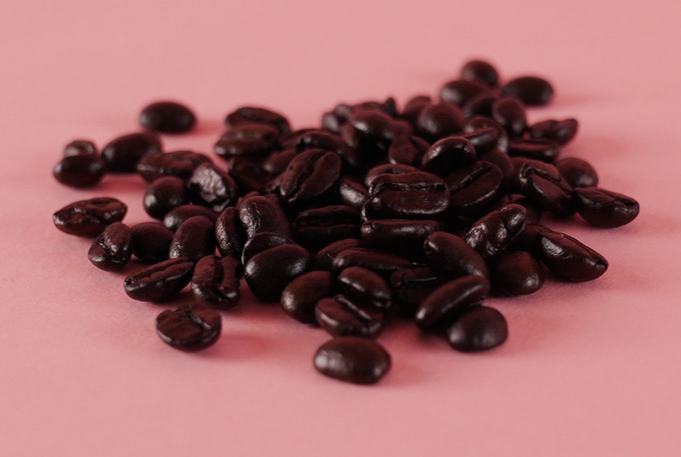 Cafea incorect prăjită — boabe inegale, culoare neuniformă, semne clare de prăjire defectuoasă