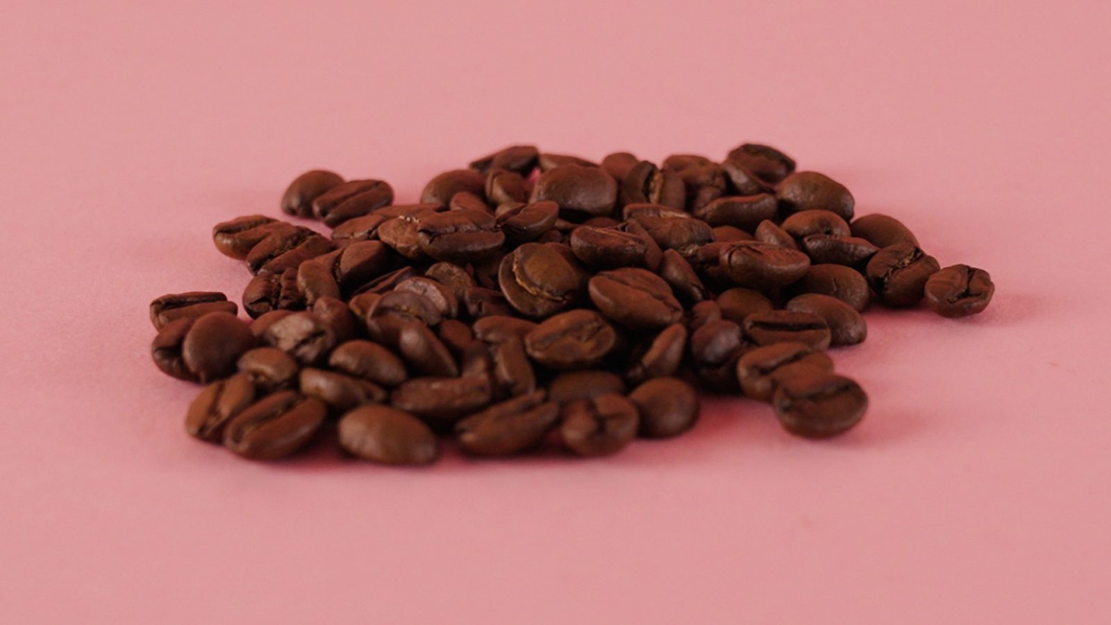 Cafea corect prăjită — culoare uniformă, suprafață mată (nu lucioasă), aromat evident chiar înainte de măcinare