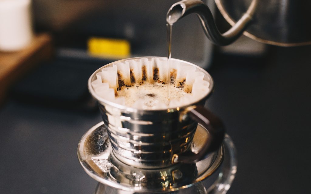 Prepararea pour-over — una dintre metodele moderne care aduc în ceașcă toată complexitatea unui bob bine ales și bine prăjit