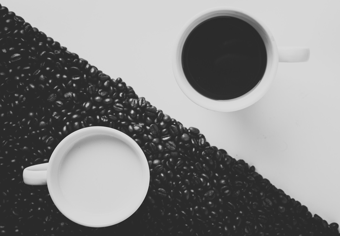 Cafea și lapte — o relație de echilibru, nu de opoziție. Specialty funcționează excelent și cu lapte sau băuturi vegetale