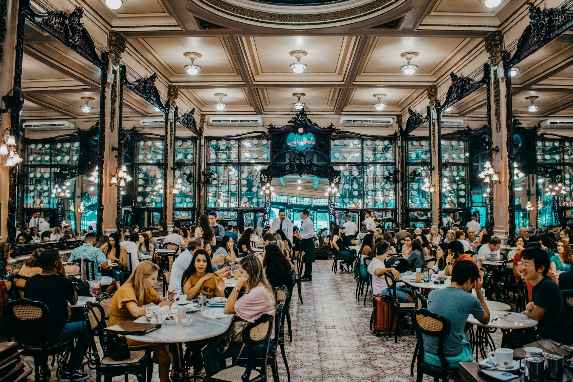 Cafeaua ca loc de idei — marile cafenele istorice au fost incubatoare pentru gândire creativă și schimb intelectual