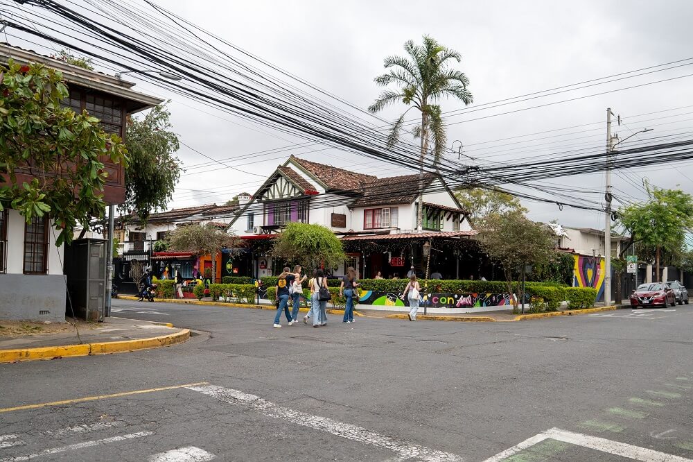 O cafenea colorată pe o stradă din Costa Rica — cultura cafelei este prezentă în fiecare colț al țării