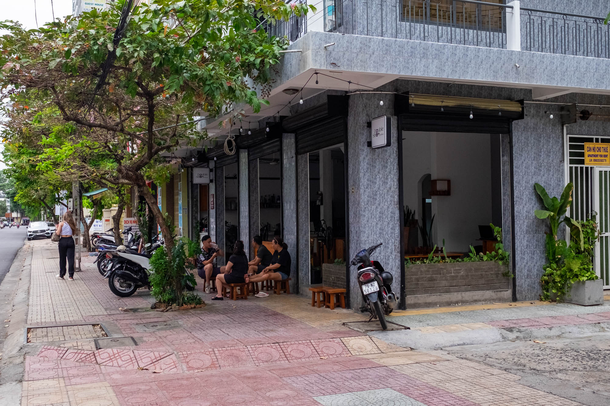 Cafenea stradală vietnameză autentică — cafeaua este un ritual social profund înrădăcinat în cultura locală
