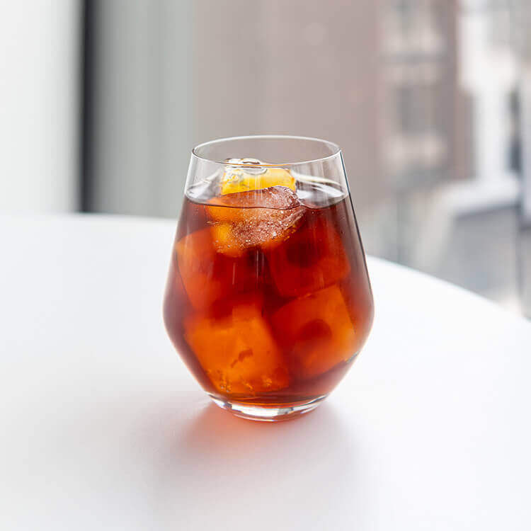 Cold brew finit — concentrat de cafea neted și aromat, gata de servit
