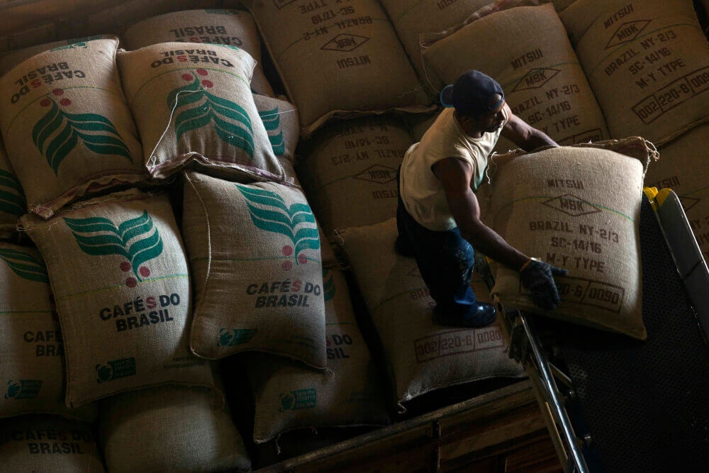 Depozit de cafea braziliană — scara producției este greu de imaginat fără să o vezi