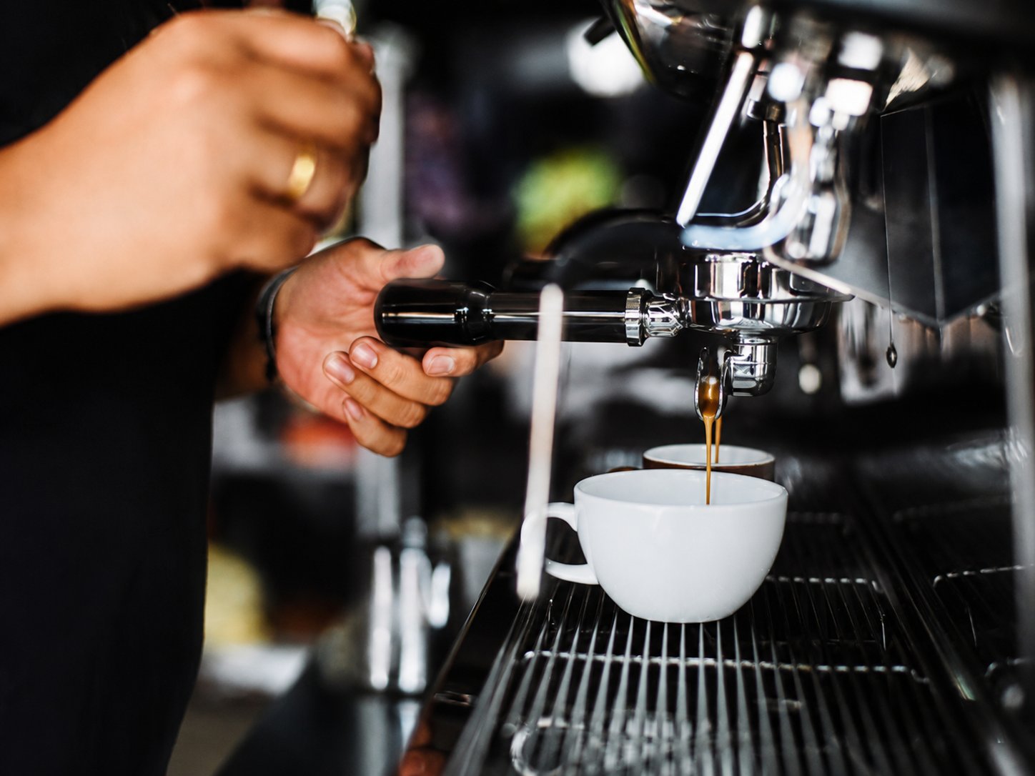 5 trucuri pentru espresso mai bun din automatul tău
